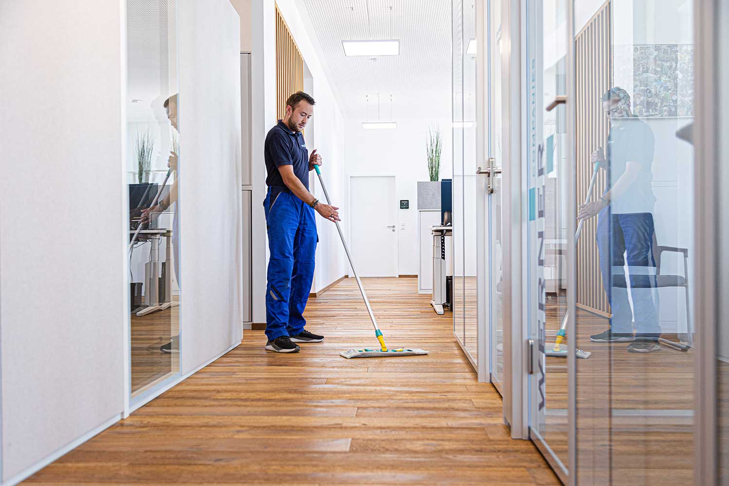 Ein Facility Manager führt eine Unterhaltsreinigung durch.